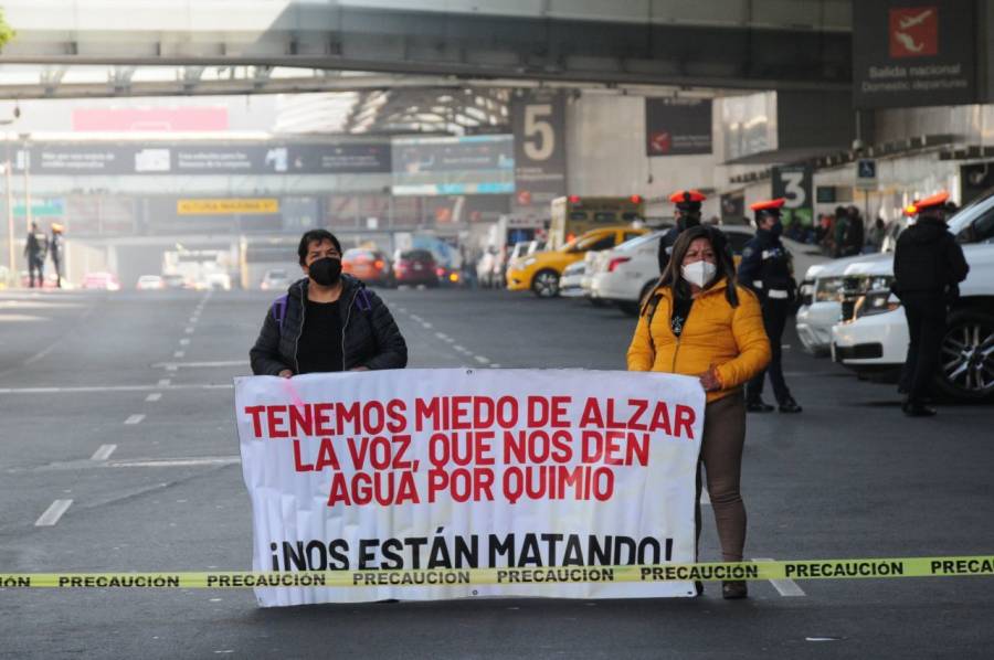 Padres de menores con cáncer bloquean entrada a la Terminal 1 del AICM