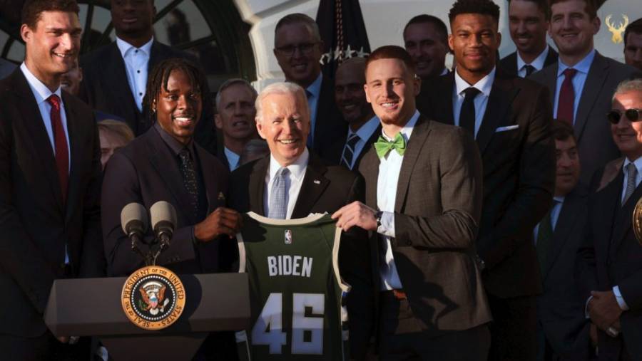 Joe Biden recibe en la Casa Blanca a los campeones de la NBA