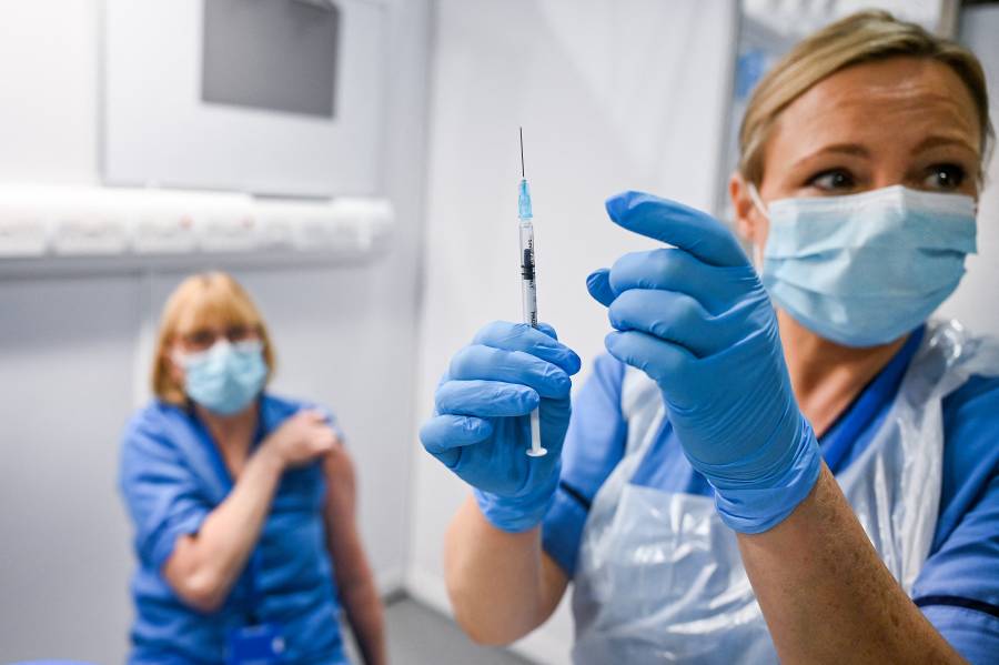 Inglaterra har&aacute; obligatorio vacunarse contra Covid-19 a personal de salud