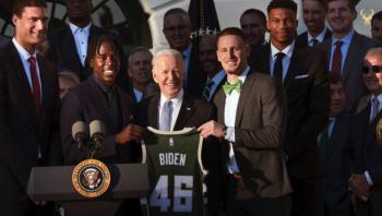 Joe Biden recibe en la Casa Blanca a los campeones de la NBA