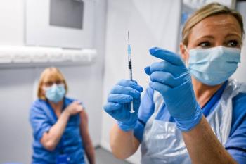 Inglaterra har&aacute; obligatorio vacunarse contra Covid-19 a personal de salud