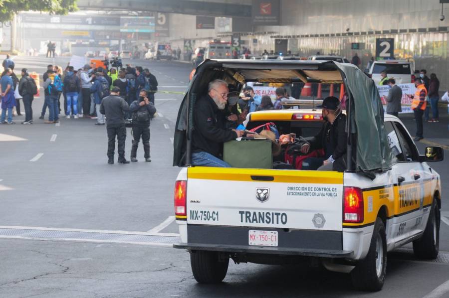 Extrabajadores bloquean accesos de la Terminal 1 del AICM
