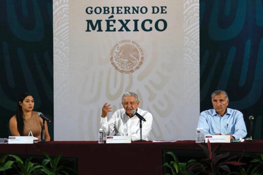 AMLO regaña a secretario de Salud por desabasto de medicinas