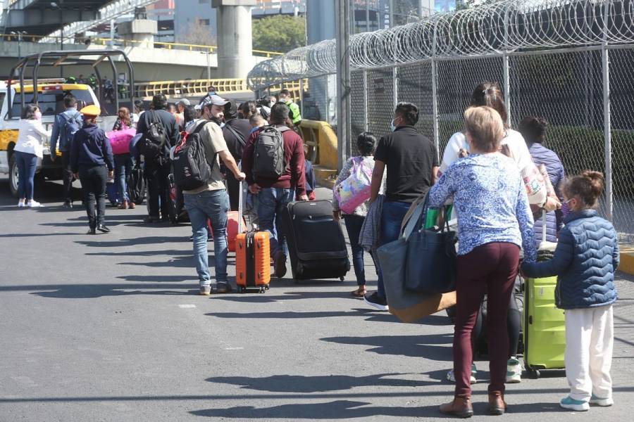 Bloqueo de extrabajadores en Terminal 1 del AICM cumple 24 horas