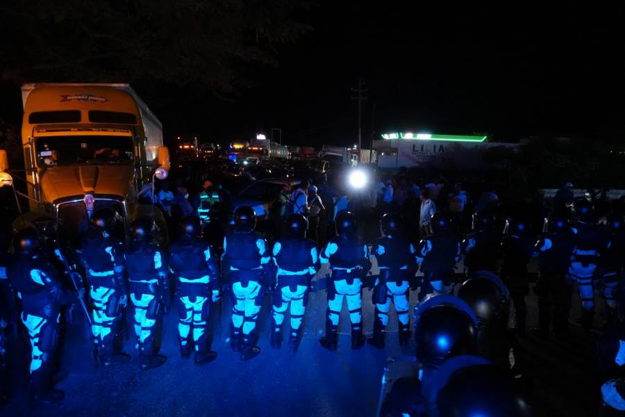 Guardia Nacional cierra carretera Panamericana, abre paso a caravana migrante