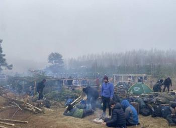 ACNUR ofrece ayuda a migrantes varados en frontera entre Polonia y Bielorrusia