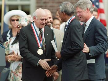 Muri&oacute; el &uacute;ltimo presidente blanco de Sud&aacute;frica, Frederik de Klerk