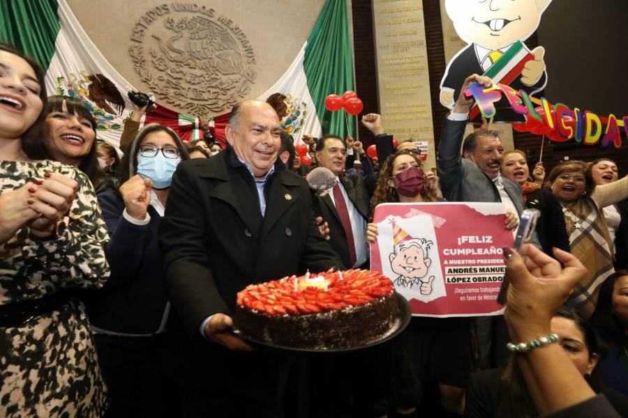 Morenistas cantan las mañanitas a AMLO en San Lázaro