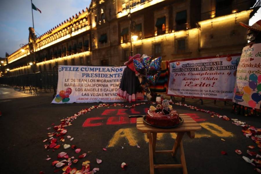 En Palacio Nacional, seguidores le cantan Las Mañanitas a López Obrador