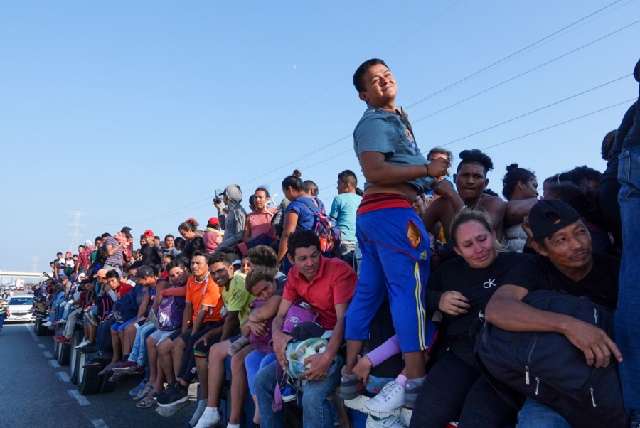 Guardia Nacional trata frenar paso de caravana migrante hacia Veracruz