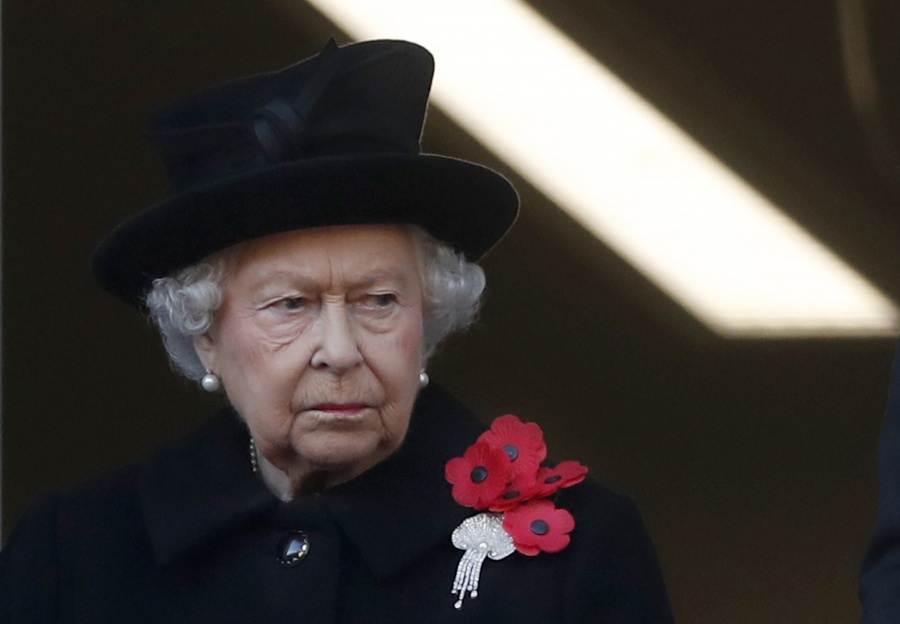 La reina Isabel II ausente de una ceremonia oficial por razones de salud