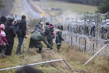 La UE y Bielorrusia discuten sobre crisis de migrantes