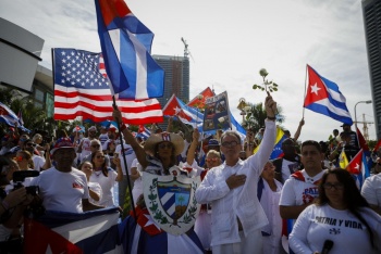 Unas 200 personas se manifiestan en Miami para apoyar protestas convocadas en Cuba