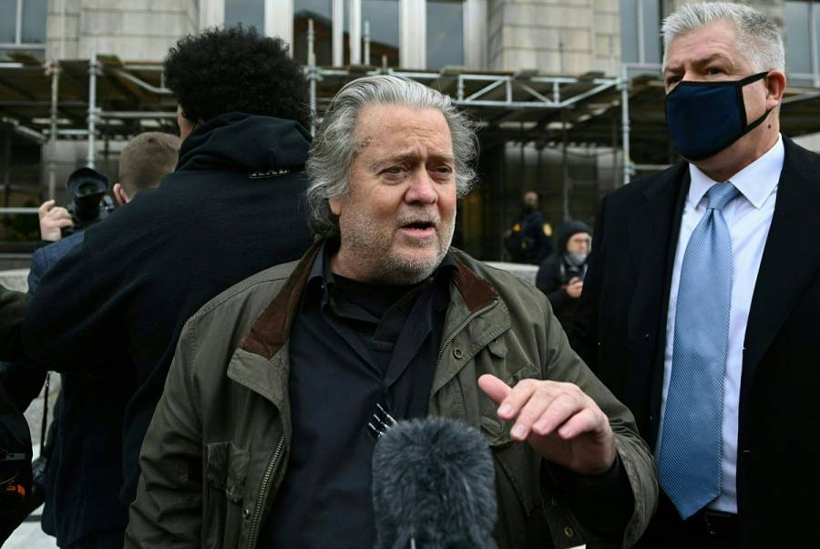Exasesor de Trump comparece ante el FBI tras imputación por invasión del Congreso