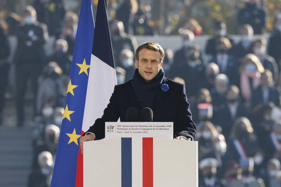 Emmanuel Macron cambia el color de la bandera francesa