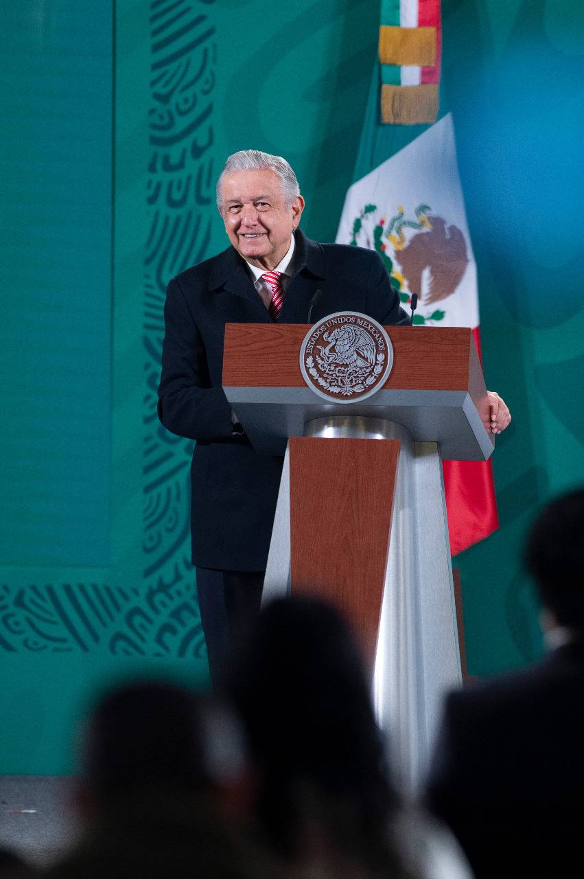 AMLO dice a priístas que si no avalan reforma, serán salinistas