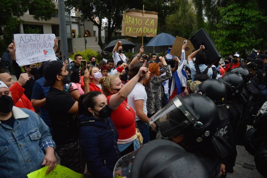 Se manifiestan opositores y simpatizantes por Cuba en la CDMX