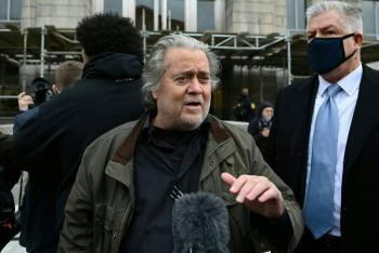 Exasesor de Trump comparece ante el FBI tras imputaci&oacute;n por invasi&oacute;n del Congreso