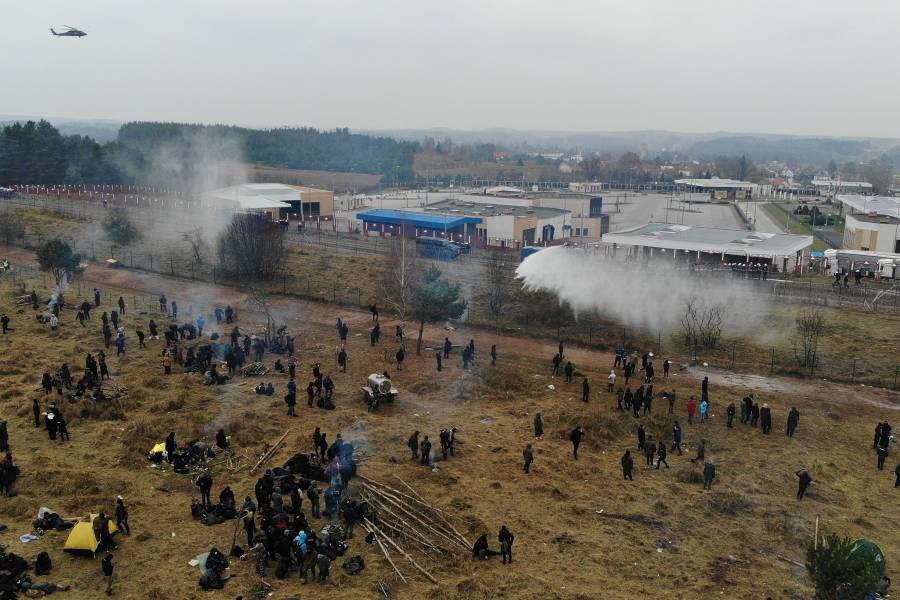 Fuerzas polacas lanzan gases lacrimógenos a migrantes en frontera con Bielorrusia