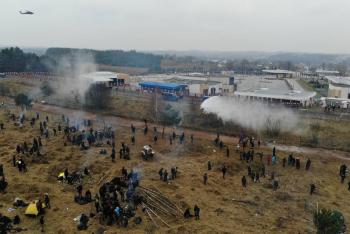 Fuerzas polacas lanzan gases lacrim&oacute;genos a migrantes en frontera con Bielorrusia