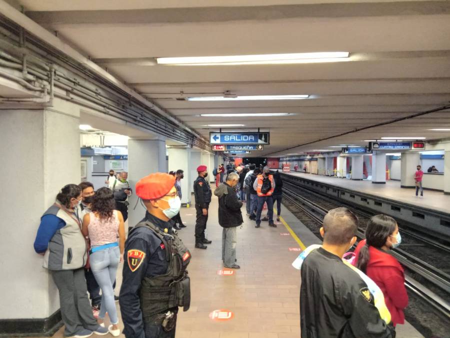 Instalaciones del Metro, no son lugares para la venta ambulante: Batres