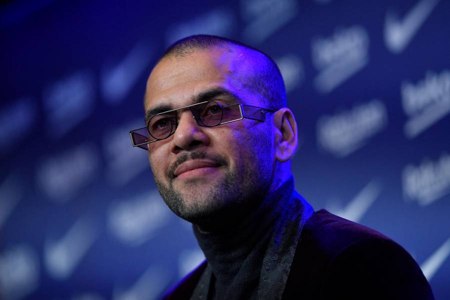 Barcelona presenta a Dani Alves; “no vengo aquí a pasar el tiempo”, dice