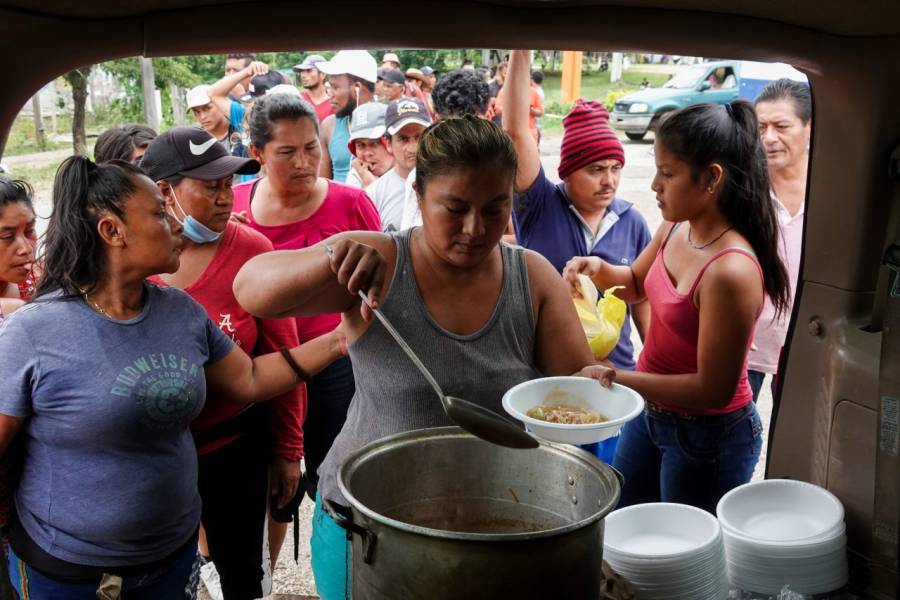 Caravana migrante pernocta en Jesús Carranza, Veracruz