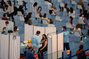 Espa&ntilde;a aplicar&aacute; tercera dosis de vacuna contra Covid-19 a mayores de 60 a&ntilde;os