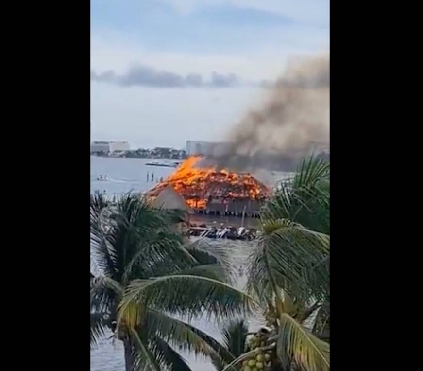 Fuerte incendio consume restaurante en hotel de Cancún