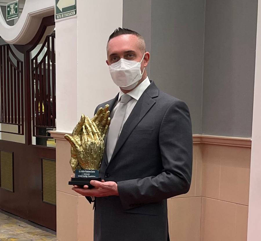 Adrián Rubalcava recibe premio por “altas tecnologías y seguridad ciudadana