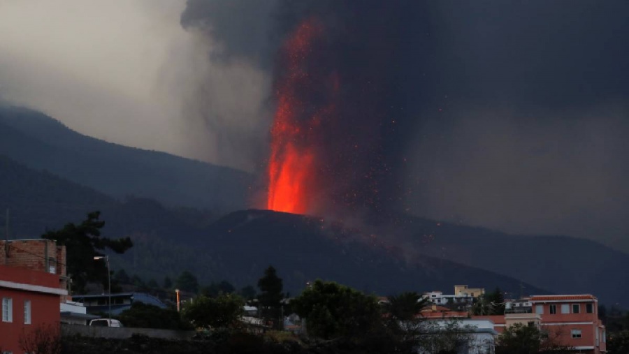 Por erupción de volcán, los vuelos a isla española La Palma fueron cancelados