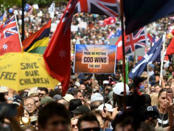 Miles de personas se reunieron en manifestaciones antivacuna en Australia