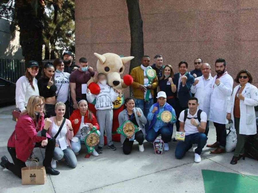 Boxeadores visitan a niños en el hospital de La Raza