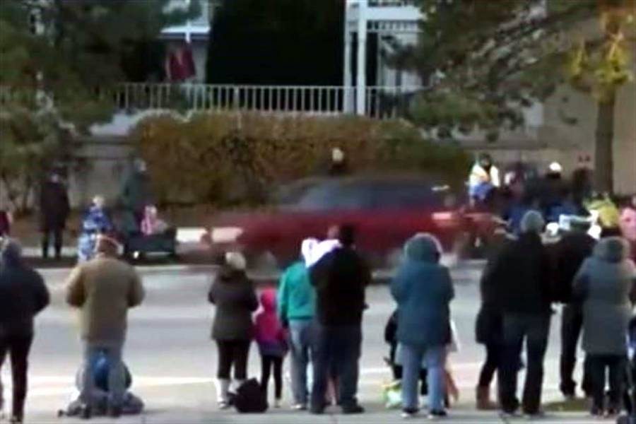 Vehículo embiste a desfile navideño en Wisconsin