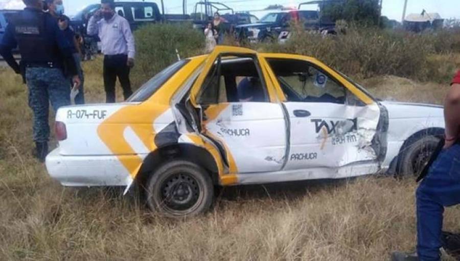 VIDEO: Taxista intenta ganarle el paso al tren y es arrollado en Hidalgo