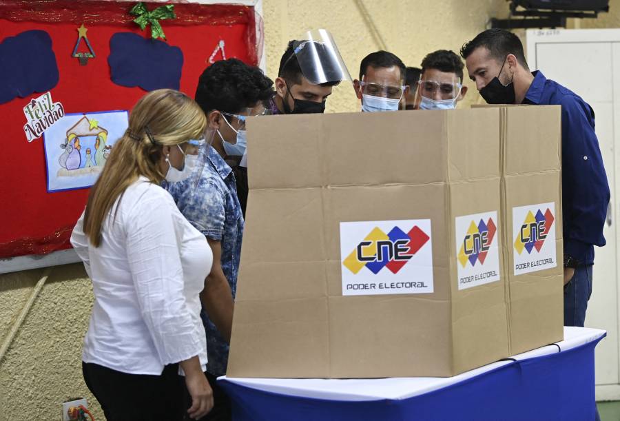 Venezuela espera resultados electorales con críticas por cierre tardío de centros