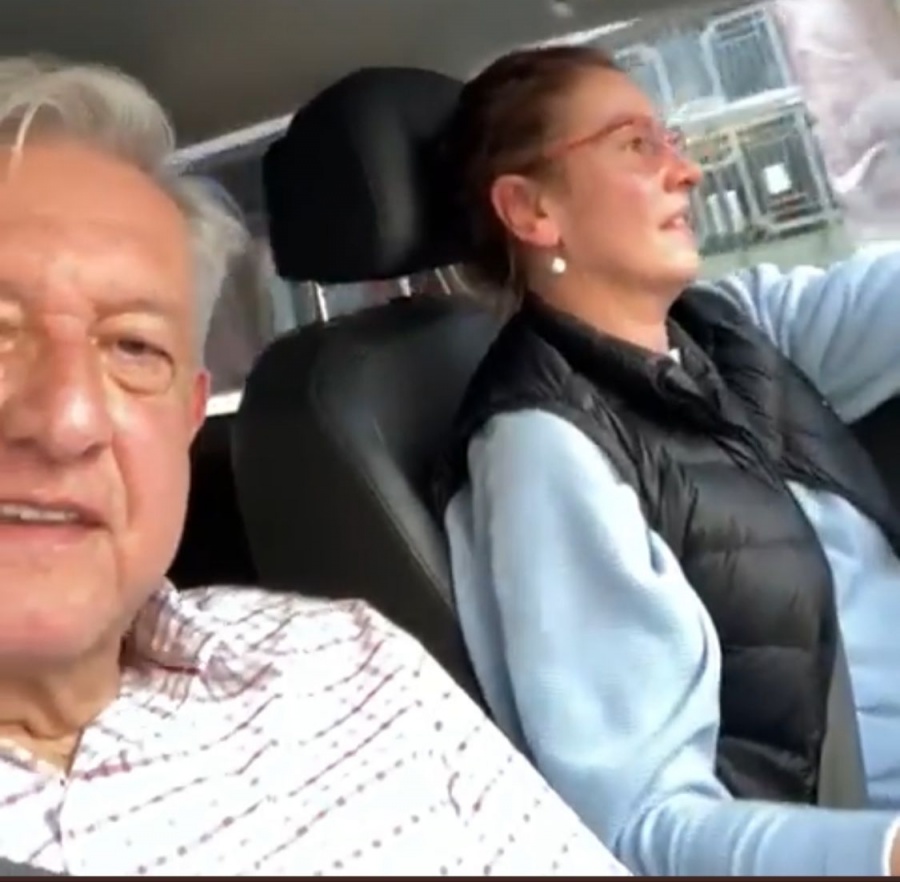 Acompañado de Beatriz Gutiérrez Muller al volante, AMLO se dirige a Palacio Nacional