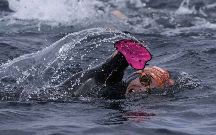 Atleta paral&iacute;mpico franc&eacute;s completa traves&iacute;a de 122 km en lago Titicaca