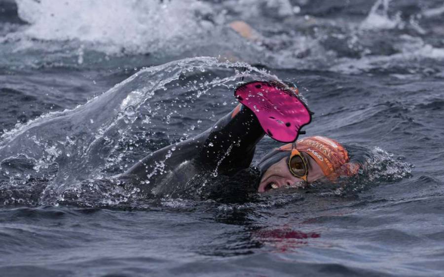 Atleta paralímpico francés completa travesía de 122 km en lago Titicaca