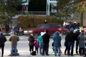 Veh&iacute;culo embiste a desfile navide&ntilde;o en Wisconsin