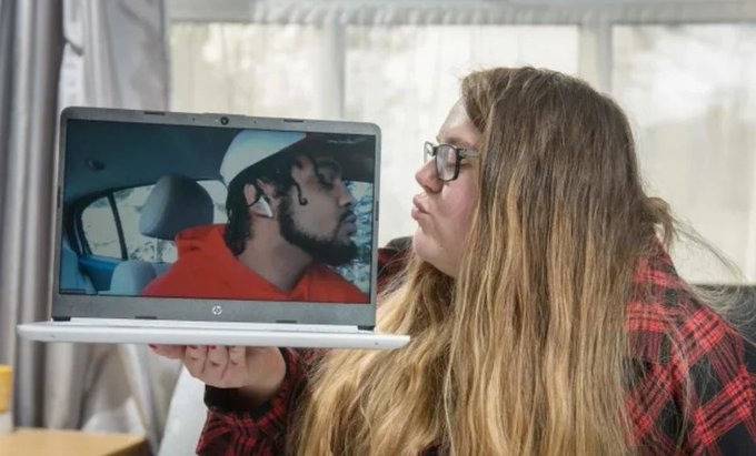 Pareja se casa por Zoom, tras haberse conocido virtualmente durante la pandemia