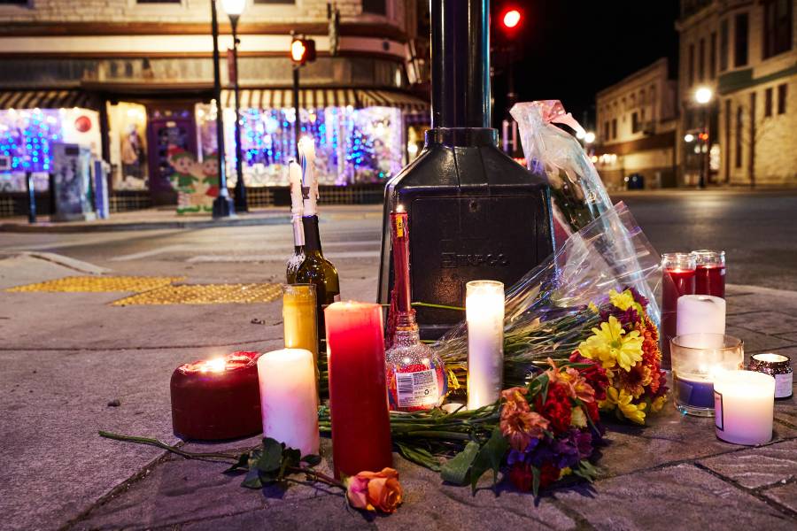Sube a seis los muertos por embestida a desfile navide&ntilde;o en EEUU
