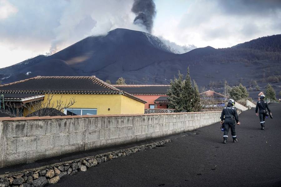 Levantan confinamiento en isla de Canarias afectada por el volcán