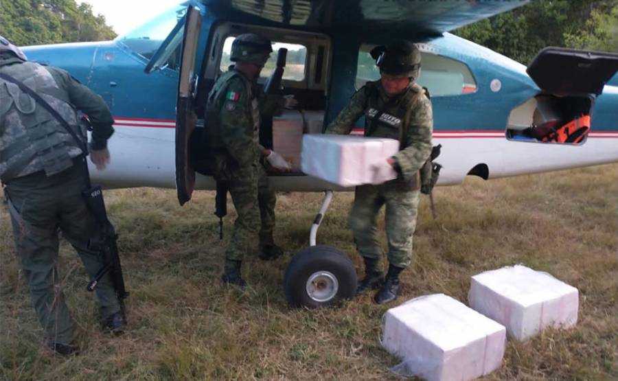 Sedena asegura avioneta con 400 kilos de cocaína en Oaxaca
