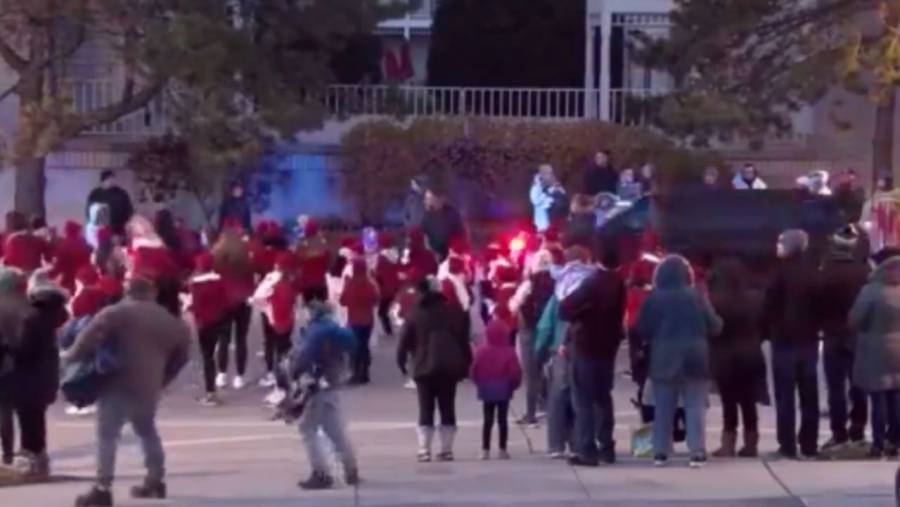 Suben a 6 los muertos por embestida a desfile navide&ntilde;o en EEUU
