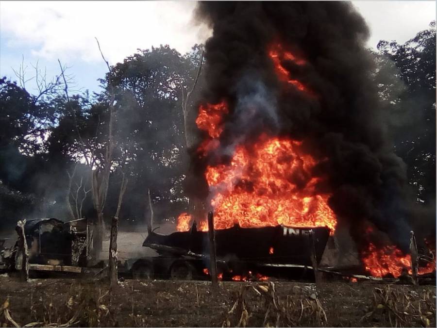 Reportan volcadura e incendio de pipa en carretera de Jalisco