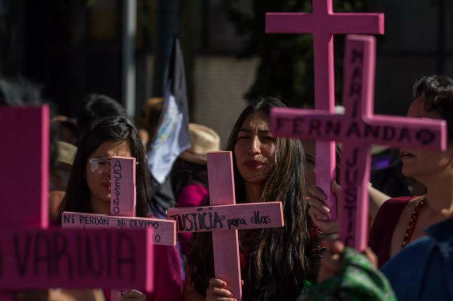 Feministas saltan vallas de Palacio Nacional