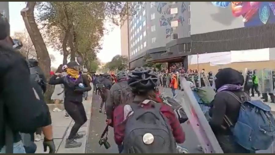 En marcha contra la Violencia de Género, manifestantes agreden a mujeres policías