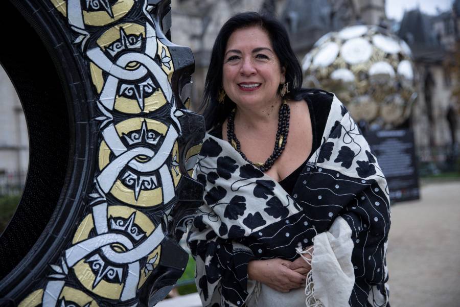 Betsab&eacute;e Romero, escultora mexicana ilumina con tres soles la plaza del Louvre