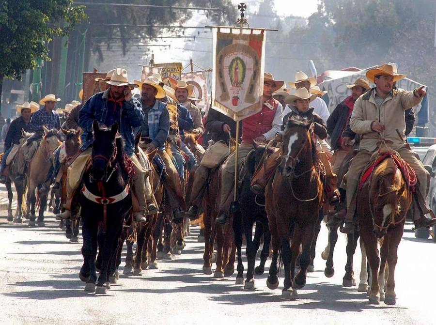 Feligreses parten a caballo en primera peregrinaci&oacute;n rumbo a la Bas&iacute;lica de Guadalupe